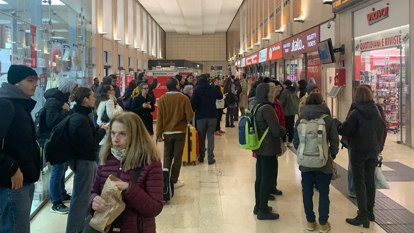 Viaggiatori in attesa in stazione a Padova