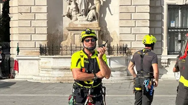 Adriano Lamacchia, classe 1965, con le imbracature in piazza Unità