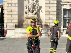 Adriano Lamacchia, classe 1965, con le imbracature in piazza Unità