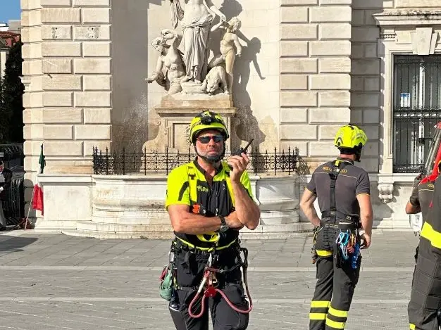 Adriano Lamacchia, classe 1965, con le imbracature in piazza Unità