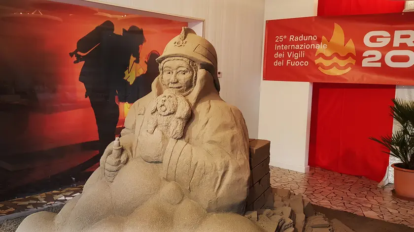 L’opera all’interno dello shop della Git, all’ingresso della spiaggia principale