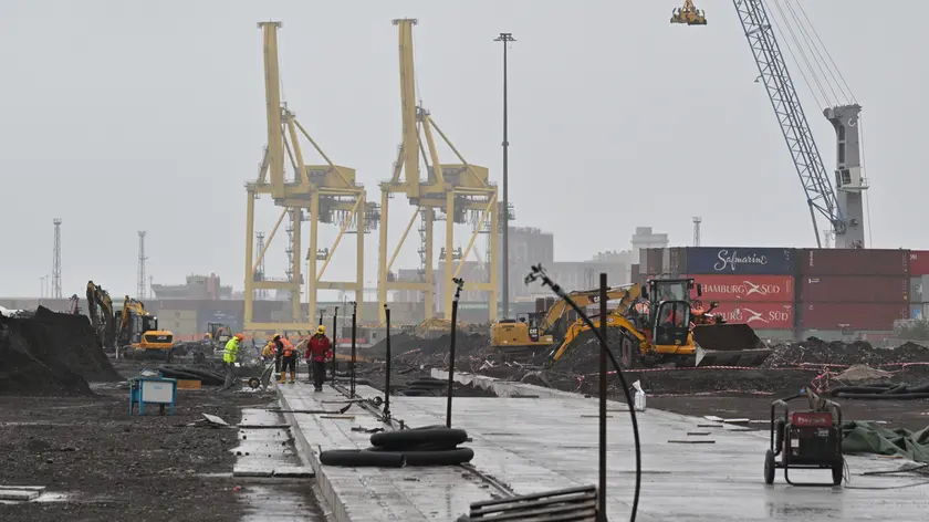 I lavori per i piazzali dove sorgeva l’area a caldo della Ferriera (fotoservizio Andrea Lasorte)
