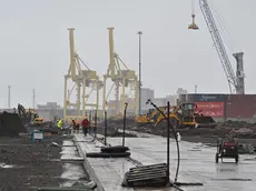 I lavori per i piazzali dove sorgeva l’area a caldo della Ferriera (fotoservizio Andrea Lasorte)