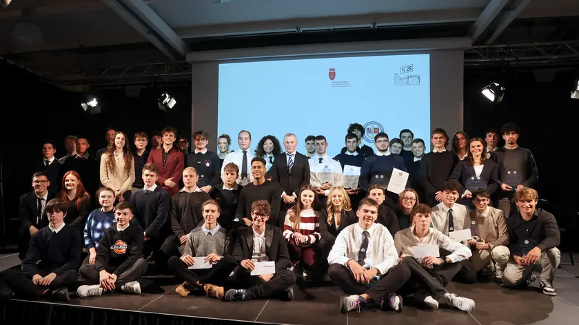 Il gruppo di studenti premiati nella Sala Luttazzi: le borse di studio sono tutte nell’ambito dei mestieri del mare Foto Andrea Lasorte