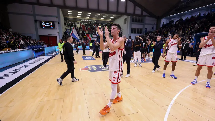 Michele Ruzzier saluta i tifosi: con Milano Trieste avrà bisogno dei supporter (Ciamillo Lasorte)