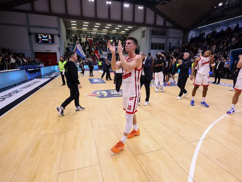 Michele Ruzzier saluta i tifosi: con Milano Trieste avrà bisogno dei supporter (Ciamillo Lasorte)