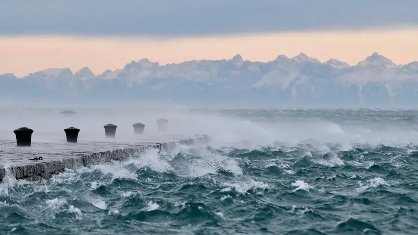 La bora sferza il Molo Audace (Silvano)