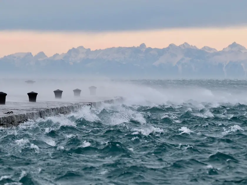 La bora sferza il Molo Audace (Silvano)