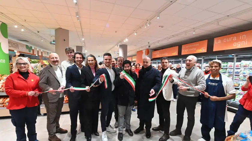Taglio del nastro del ristrutturato Conad a Duino (Bruni)