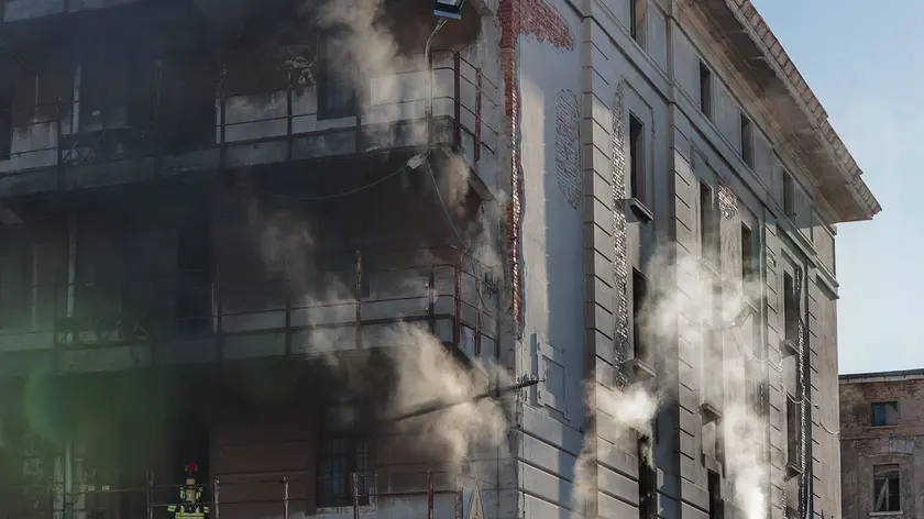 Un vistoso rogo divampato all’interno del magazzino 2a del Porto Vecchio in una foto d'archivio di Andrea Lasorte
