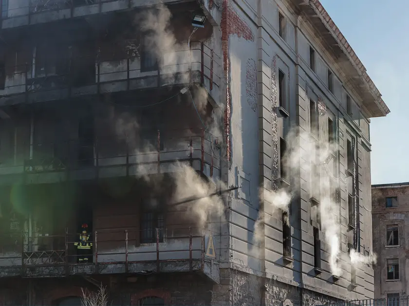 Un vistoso rogo divampato all’interno del magazzino 2a del Porto Vecchio in una foto d'archivio di Andrea Lasorte