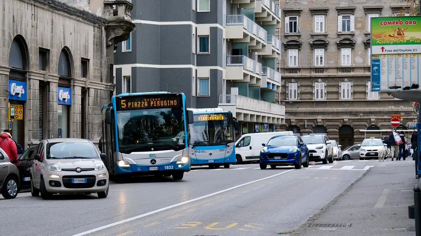 Autobus in piazza dell'Ospitale (SIlvano)