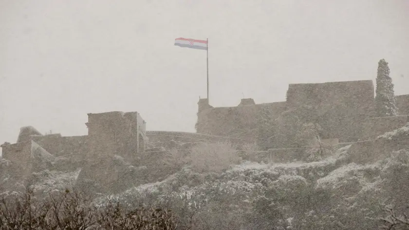 La nevicata sulla fortezza di Clissa, nei pressi di Spalato (foto Jutarnji list)