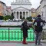 I passanti in Ponterosso osservano stupiti il mare del Canal Grande colorato di verde Foto Silvano e Bruni