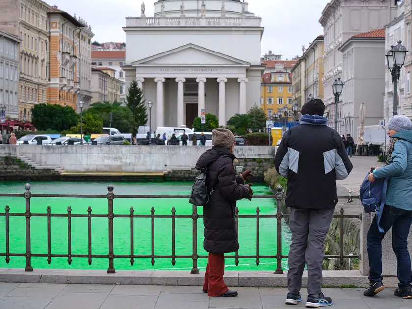 I passanti in Ponterosso osservano stupiti il mare del Canal Grande colorato di verde Foto Silvano e Bruni