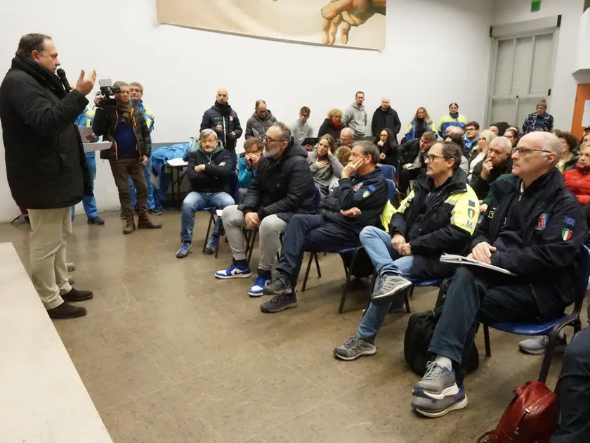 Frana di Brazzano, l'incontro con gli sfollati. Foto Bumbaca