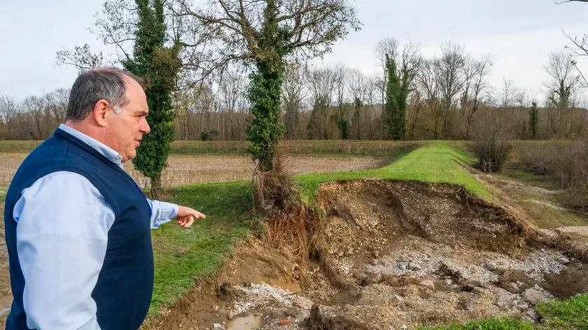 Il sindaco di Chiopris Viscone mostra i danni della frattura della barriera secondaria ©Foto Petrussi
