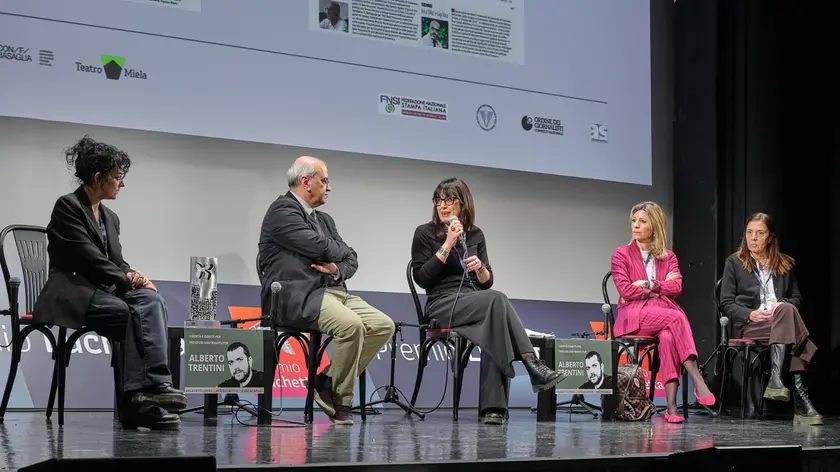 Il premio Lucchetta Rotta balcanica. Da sinistra Candito, Schiavone, Piuzzi, Vitaliani e Altin. Foto Silvano