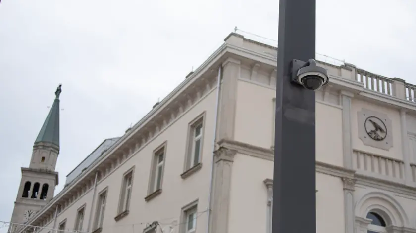 Una telecamera nel centro a Monfalcone. Foto Bonaventura