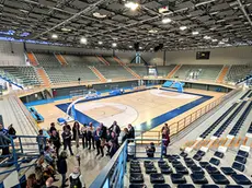 In alto spalti e parquet del Palabigot dopo l’intervento di riqualificazione