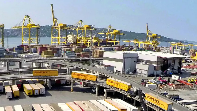 Una veduta del piazzale e dello svincolo del Molo VII del porto di Trieste