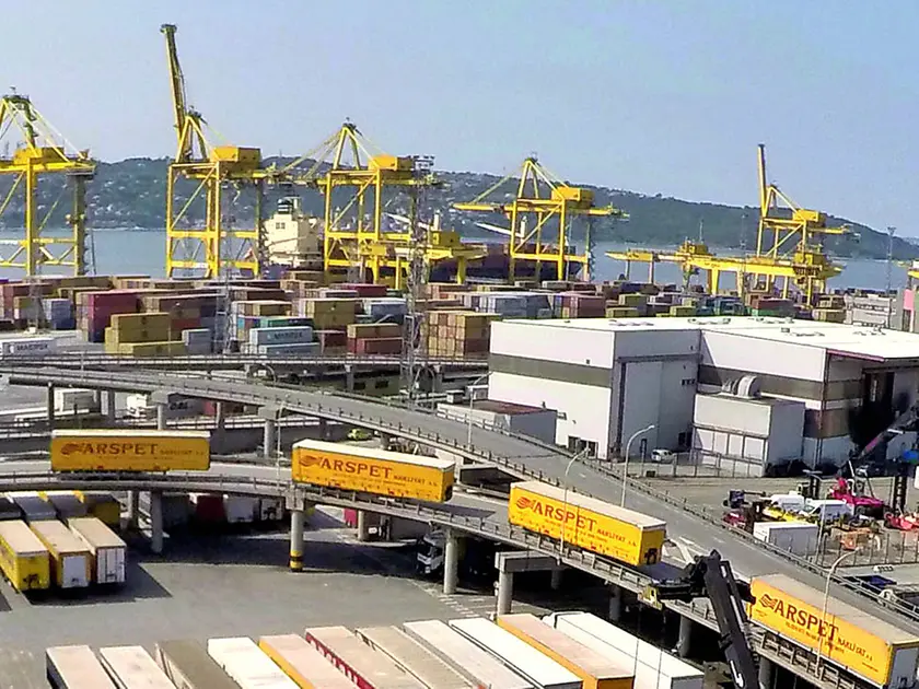 Una veduta del piazzale e dello svincolo del Molo VII del porto di Trieste