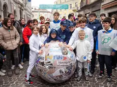 La sfera di giornali ideata dall’artista Michelangelo Pistoletto, tra le protagoniste di Go!2025