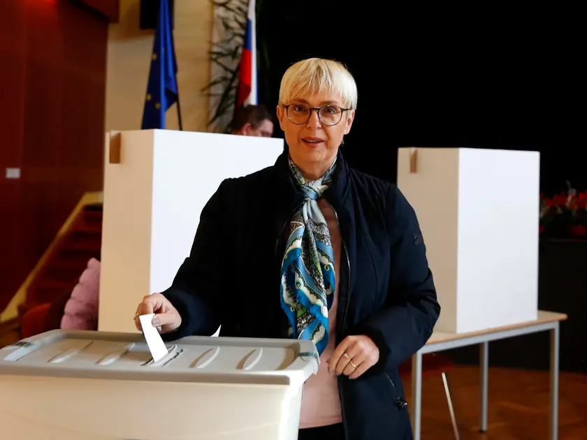 La Presidente della Repubblica Nataša Pirc Musar al seggio per il referendum. (Foto Epa/Bat)