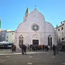 Muggesani alla fine della messa di domenica mattina al Duomo in piazza Marconi (Foto Andrea Lasorte)