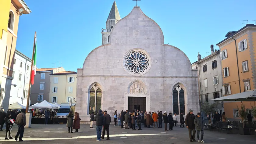 Muggesani alla fine della messa di domenica mattina al Duomo in piazza Marconi (Foto Andrea Lasorte)