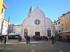 Muggesani alla fine della messa di domenica mattina al Duomo in piazza Marconi (Foto Andrea Lasorte)