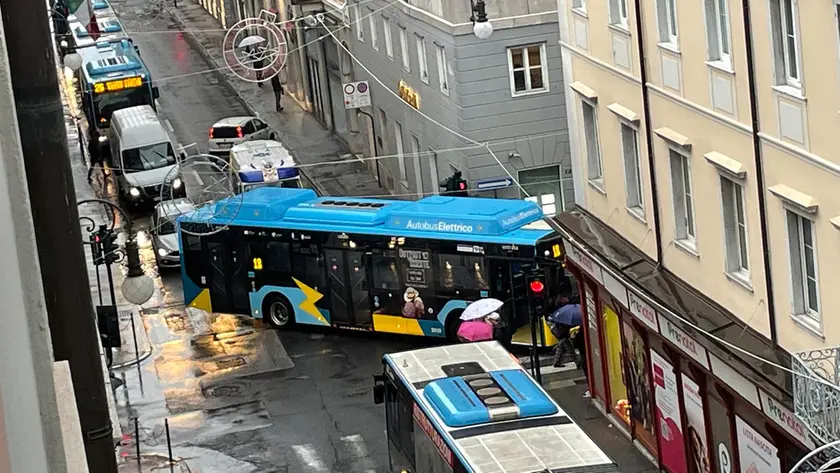 L'ambulanza incastrata in via Mazzini