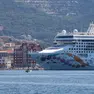 La Norwegian Pearl della Norwegian Cruise Line attraccata davanti piazza Unità in estate: l’anno prossimo la compagnia non farà più scalo a Trieste, bensì a Ravenna foto Andrea Lasorte