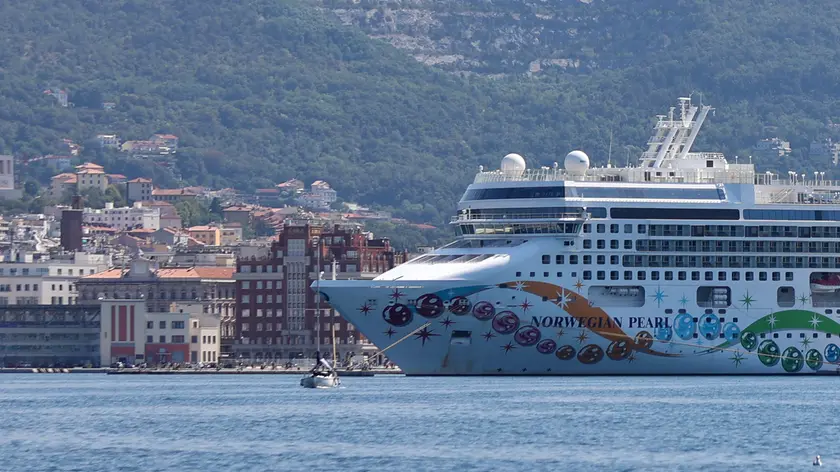 La Norwegian Pearl della Norwegian Cruise Line attraccata davanti piazza Unità in estate: l’anno prossimo la compagnia non farà più scalo a Trieste, bensì a Ravenna foto Andrea Lasorte