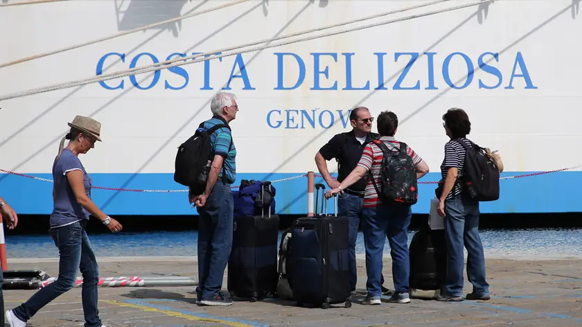 Un gruppo di crocieristi davanti alla Costa Deliziosa (Lasorte)