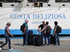 Un gruppo di crocieristi davanti alla Costa Deliziosa (Lasorte)