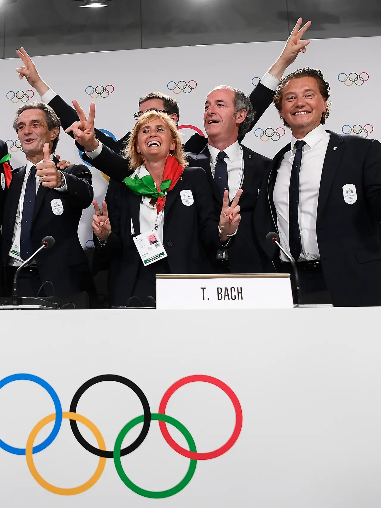 I festeggiamenti dopo la assegnazione delle Olimpiadi a Milano-Cortina