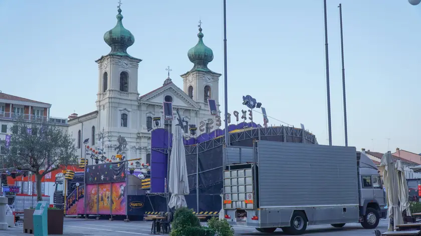 Le prime tracce della Fiera in piazza Vittoria. Foto Marega