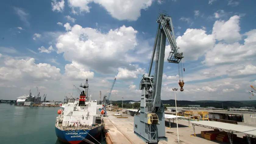 Lo scalo di Portorosega dove è avvenuto l’infortunio che ha fatto temporaneamente sospendere le operazioni