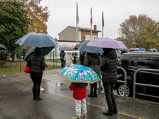 Mamme e bimbi davanti a scuola