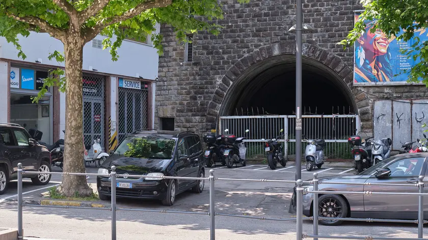 Quello che in largo Sonnino sarebbe dovuto diventare l’ingresso di un nuovo parcheggio. Foto Silvano