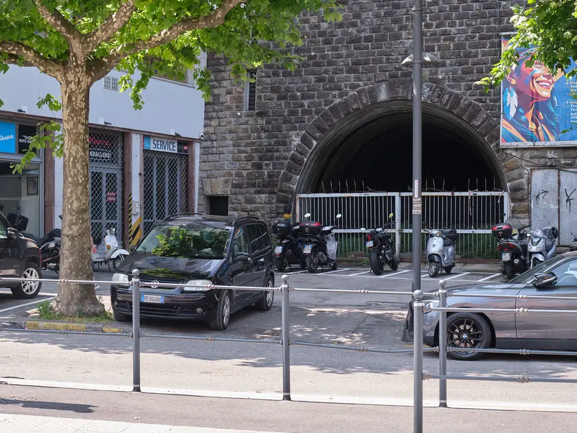 Quello che in largo Sonnino sarebbe dovuto diventare l’ingresso di un nuovo parcheggio. Foto Silvano