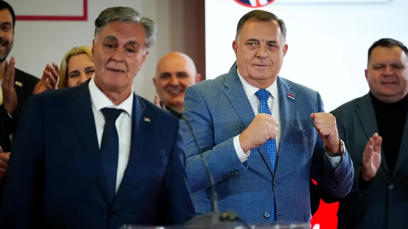 Il neo-presidente Sinisa Karan, a sinistra, e il leader nazionalista Milorad Dodik. Foto Epa/Saljic