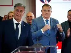 Il neo-presidente Sinisa Karan, a sinistra, e il leader nazionalista Milorad Dodik. Foto Epa/Saljic