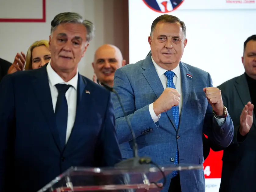 Il neo-presidente Sinisa Karan, a sinistra, e il leader nazionalista Milorad Dodik. Foto Epa/Saljic