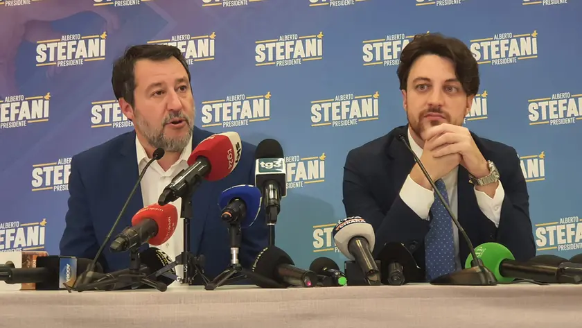 Matteo Salvini con Alberto Stefani in conferenza stampa dopo la vittoria del candidato del centrodestra alle elezioni regionali (foto Agenzia Bianchi)