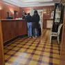 Un gruppo di ospiti davanti al bancone della reception