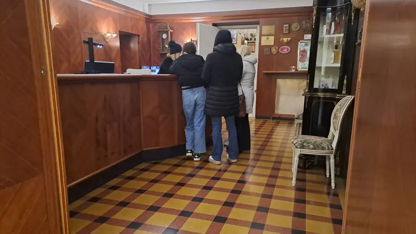 Un gruppo di ospiti davanti al bancone della reception