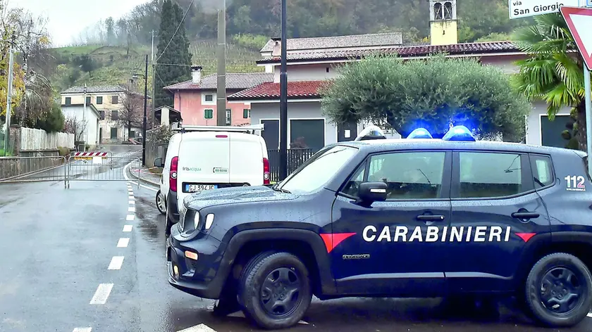 L'atmosfera irreale: Brazzano è transennata. Fotoservizio Petrussi