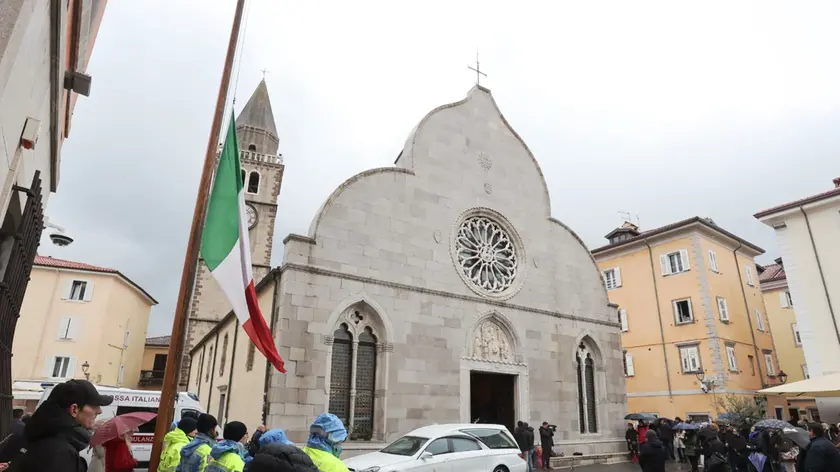 Le persone assistono al funerale anche all'esterno del Duomo. Foto e video Lasorte